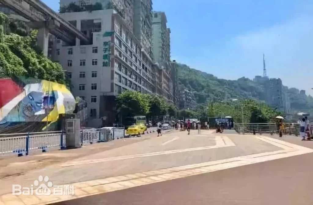 李子坝的轻轨穿楼