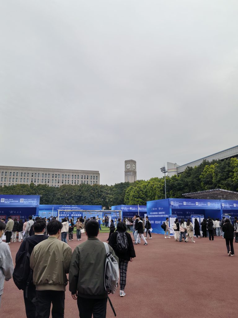 “成”就梦想，“渝”见未来-千校万企供需对接会（成渝地区专场）暨成渝地区双城经济圈高校毕业生春季大型招聘会